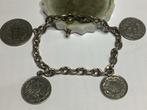 ANTIEKE ZILVER ARMBAND MET VIER ANTIEK ZILVER BEDEL MUNTEN, Sieraden, Tassen en Uiterlijk, Antieke sieraden, Ophalen of Verzenden