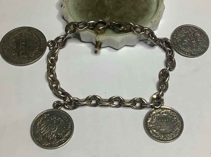 ANTIEKE ZILVER ARMBAND MET VIER ANTIEK ZILVER BEDEL MUNTEN, Sieraden, Tassen en Uiterlijk, Antieke sieraden, Armband, Zilver, Ophalen of Verzenden