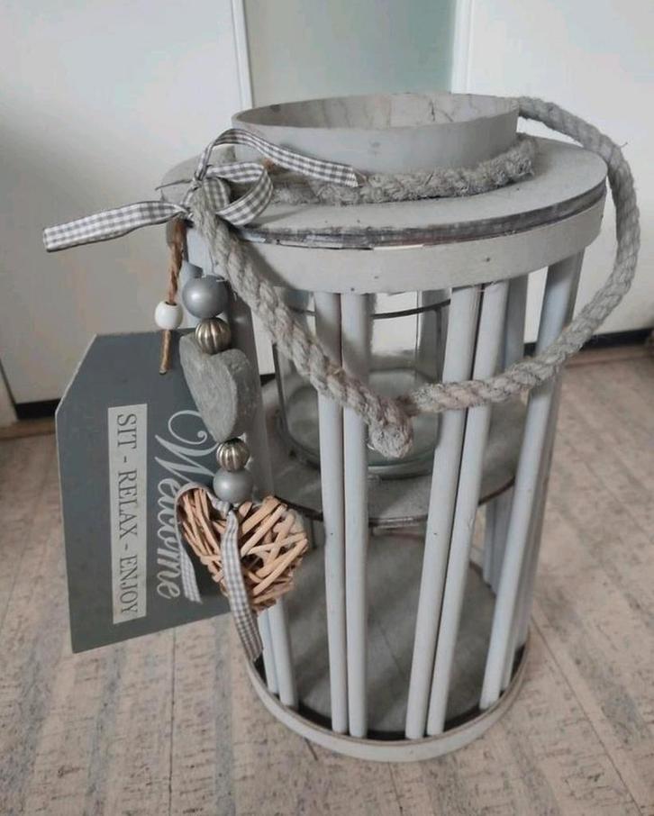 Brocante grijs houten windlicht - lantaarn met hangers 40 cm, Huis en Inrichting, Woonaccessoires | Zuilen en Pilaren, Zo goed als nieuw