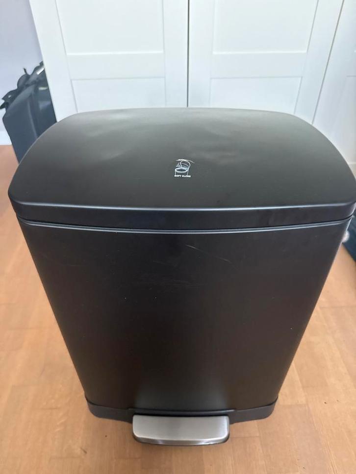 Zwarte Afvalemmer met Pedaal - Zo goed als nieuw, Huis en Inrichting, Woonaccessoires | Prullenbakken, Zo goed als nieuw, Kunststof