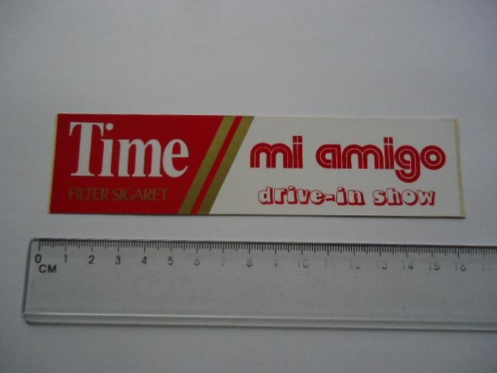 sticker oud Mi Amigo drive in show time sigaret radio dj, Verzamelen, Stickers, Zo goed als nieuw, Bedrijf of Vereniging, Verzenden