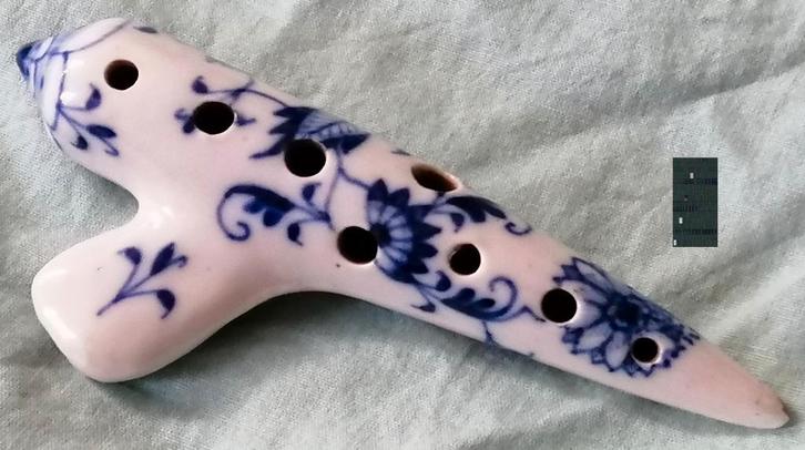 Porseleinen ocarina met Zwiebelmuster decor, Muziek en Instrumenten, Blaasinstrumenten | Overige, Gebruikt, Overige soorten, Ophalen of Verzenden
