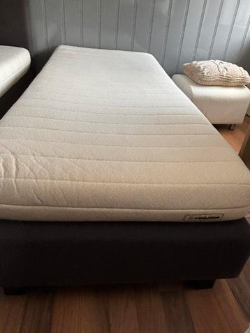 Boxpring met matras beschikbaar voor biedingen