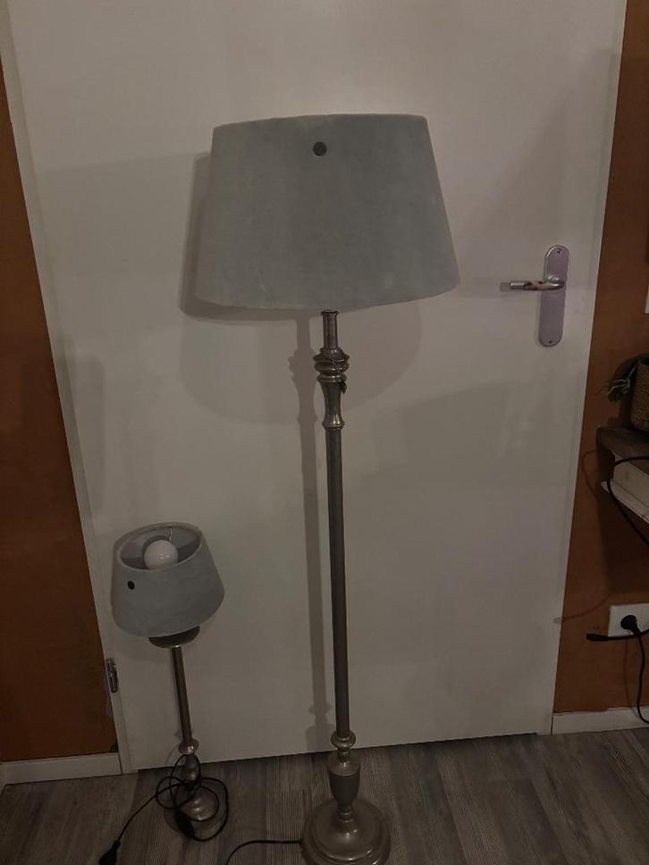 Grote Riviera Maison vloerlamp – grijze kap, zilveren voet, Huis en Inrichting, Lampen | Vloerlampen, Zo goed als nieuw, 150 tot 200 cm