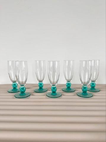 Zeven vintage glazen turquoise kleur beschikbaar voor biedingen