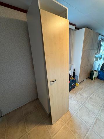 Stevige kledingkast met leg en hang gedeelte 50x50x210 beschikbaar voor biedingen