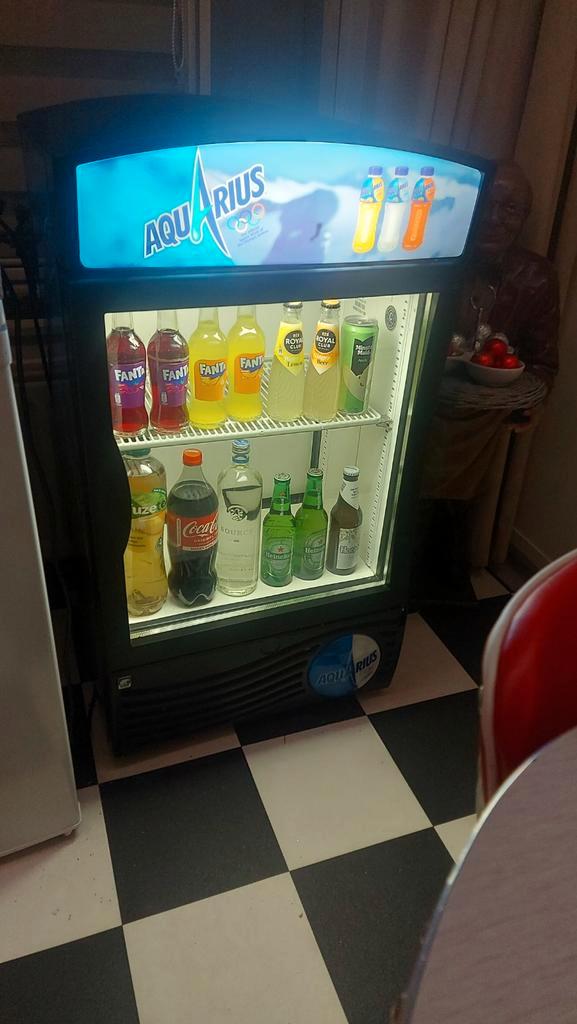 Koelkast met glasdeur, Witgoed en Apparatuur, Koelkasten en IJskasten, Zonder vriesvak, 75 tot 100 liter, 85 tot 120 cm, 45 tot 60 cm