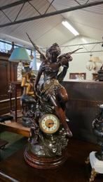 Grote antieke klok met engel en putty