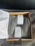 UGG Mini Bailey Bow II Grey Maat 39 - Nieuw, Kleding | Dames, Schoenen, Hoge laarzen, UGG, Verzenden, Nieuw