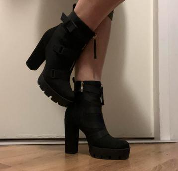 Zwarte chunky haklaarzen met rits en gespen – maat 39 beschikbaar voor biedingen