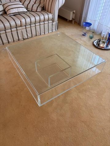 Grote modernistische salontafel van glas en acrylglas beschikbaar voor biedingen