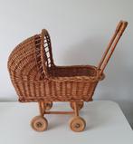 Vintage rieten poppenwagen (ca 45jr oud) jaren 70-80, Kinderen en Baby's, Speelgoed | Poppen, Ophalen of Verzenden, Zo goed als nieuw
