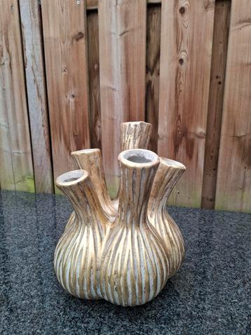 Goudkleurige tulpenvaas beschikbaar voor biedingen