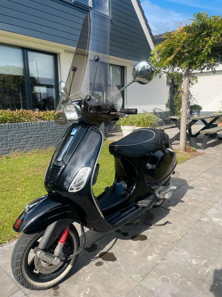 Vespa S50 4T te koop, recent nagekeken bij garage, Fietsen en Brommers, Scooters | Vespa, Zo goed als nieuw, Benzine, Ophalen