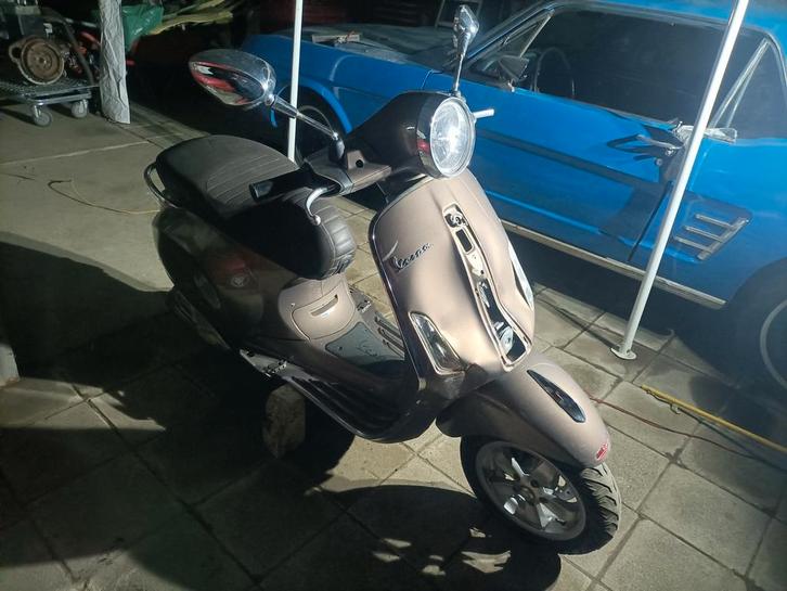 Vespa Primavera 4t bij 2017 met rondom schade, Fietsen en Brommers, Brommers | Vespa, Gebruikt, Ciao, Maximaal 25 km/u, Ophalen