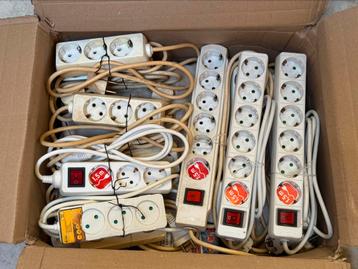 Stekkerdozen met kabel beschikbaar voor biedingen