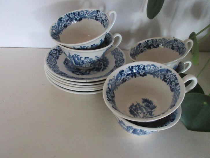 4 kop en schotels van Petrus Regout afb. kasteel kleur blauw, Antiek en Kunst, Antiek | Servies los, Ophalen of Verzenden