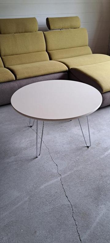 Moderne salontafel beschikbaar voor biedingen