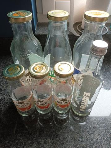Gratis 7 glazen flessen met dop van glas met etiket beschikbaar voor biedingen
