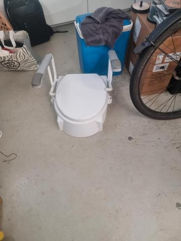 Toilet verhoger gratis af te halen beschikbaar voor biedingen