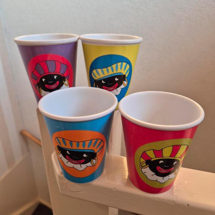 Vintage Bekertjes met Zwarte Piet Afbeelding, Huis en Inrichting, Keuken | Servies, Gebruikt, Glas of Glazen, Overige stijlen