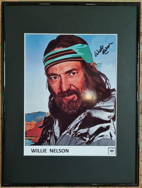 Willie Nelson gesigneerde foto (ingelijst), Verzamelen, Muziek, Artiesten en Beroemdheden, Gesigneerd, Ophalen of Verzenden