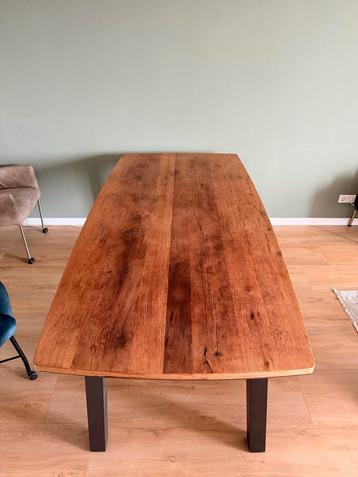 Eikenhouten tafel met zwarte poten beschikbaar voor biedingen
