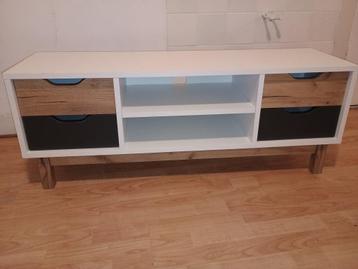 TV-meubel (118x35x45 cm) beschikbaar voor biedingen