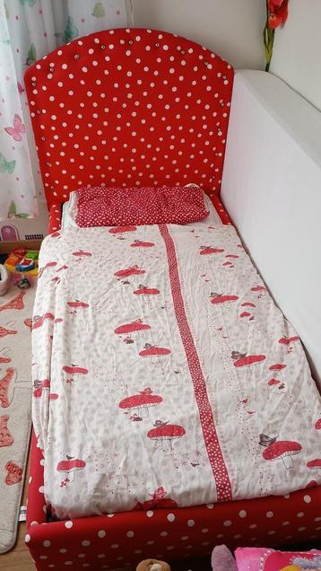 Peuterbed rood met witte stippen beschikbaar voor biedingen
