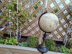 oude vintage wereldbol met houten messing voet, Huis en Inrichting, Woonaccessoires | Wereldbollen, Ophalen of Verzenden, Gebruikt