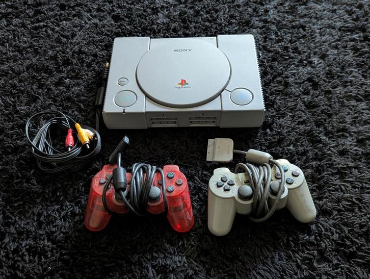 Sony PlayStation 1, Spelcomputers en Games, Spelcomputers | Sony PlayStation 1, Gebruikt, Met 2 controllers, Met games, Ophalen