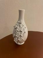 Witte vaas met bloemmotief - Mooie decoratie!, Huis en Inrichting, Wit, Aardewerk of Porselein, Ophalen of Verzenden, Zo goed als nieuw
