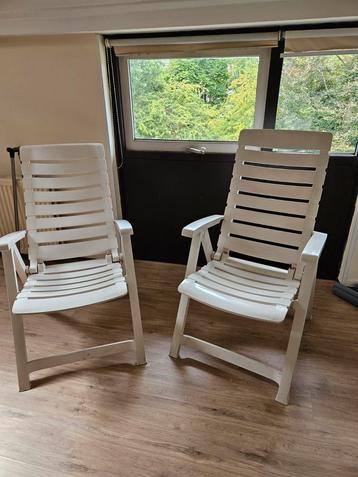 3 witte kunststof tuinstoelen. Verstelbaar.  beschikbaar voor biedingen