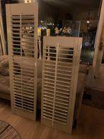 Twee prachtige  roomwitte landelijke shutters met kozijn, Huis en Inrichting, Ophalen