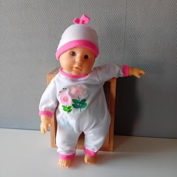 Leuke Babypop met Kleertjes beschikbaar voor biedingen