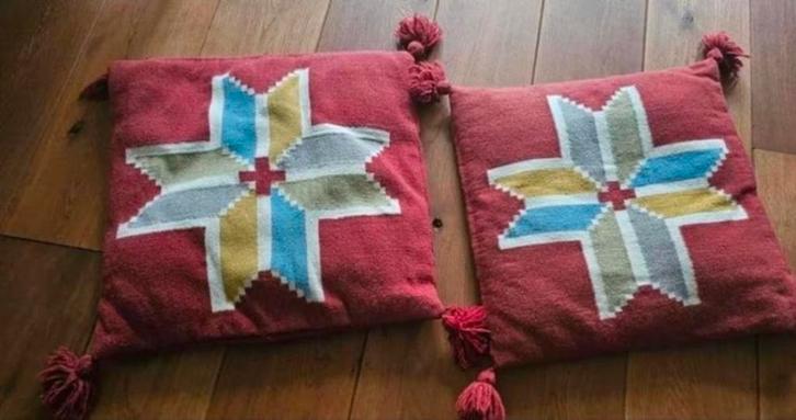 Handgeweven kussens- 2x - Ikea -50 x 50 cm-verzend ook, Huis en Inrichting, Woonaccessoires | Kussens, Gebruikt, Rood, Vierkant