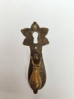 Antiek kastbeslag met greep en sleutelgat, Ophalen