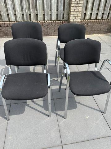 4 stoelen stapelbaar 2 met en 2 zonder leuning beschikbaar voor biedingen