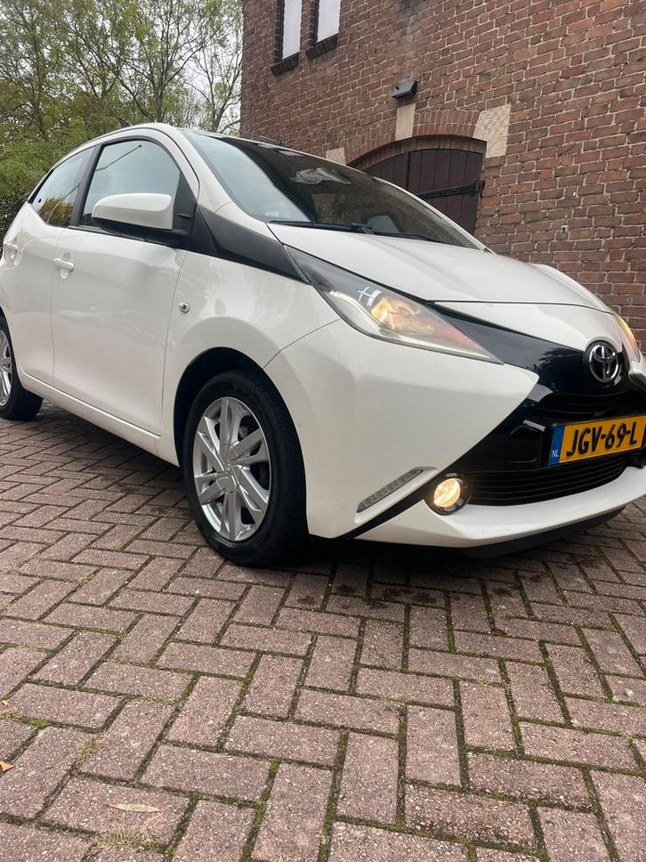 Toyota Aygo 1.2  5DRS 2015 Wit, Auto's, Toyota, Particulier, Benzine, Hatchback, Handgeschakeld, Geïmporteerd, Wit, Voorwielaandrijving
