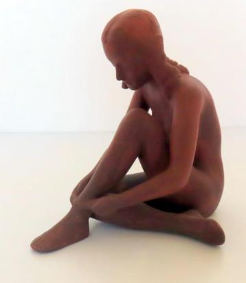 Koopje!  Terra cotta beeld zittende vrouw, incl verzenden beschikbaar voor biedingen