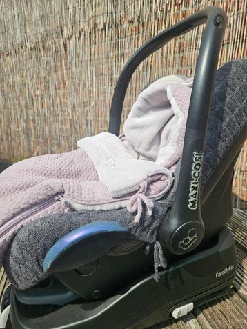 Maxicosi met familyfix beschikbaar voor biedingen