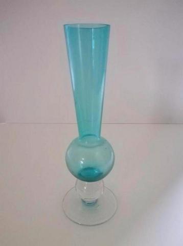 Aquablauw puntgaaf trechtervormig glazen vaasje, 18 cm beschikbaar voor biedingen