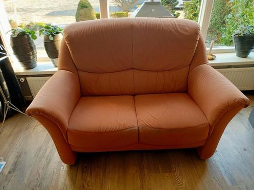 Twee zits bank terra kleur, 140 cm breed, 85 cm diep en +/-, Huis en Inrichting, Banken | Bankstellen, Zo goed als nieuw, Tweepersoons