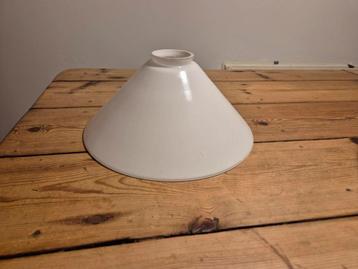 Melkglazen lampenkap beschikbaar voor biedingen