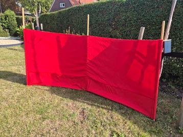 Rood windscherm ca 3m breed  beschikbaar voor biedingen