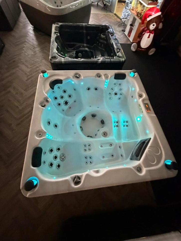 Jacuzzi KERST ACTIE ! Balboa, Tuin en Terras, Bubbelbaden en Hottubs, Zo goed als nieuw, Pomp, Ophalen