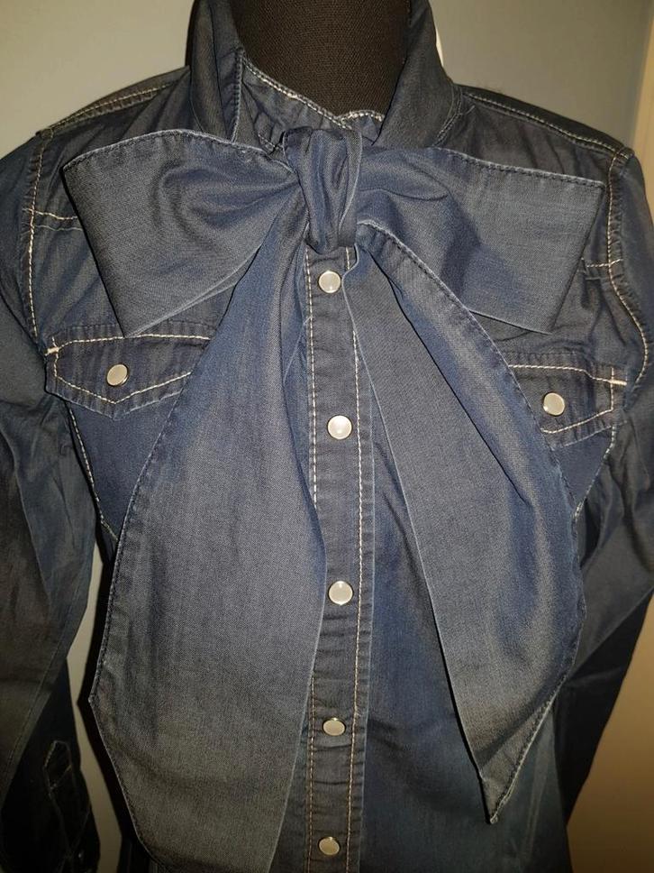 Nieuwe Geisha spijkerblouse met strik,
maat S, Kleding | Dames, Blouses en Tunieken, Nieuw, Maat 36 (S), Blauw, Ophalen of Verzenden