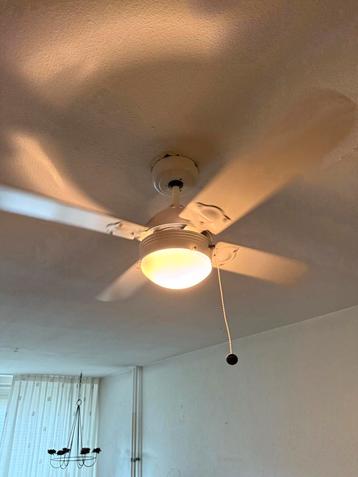 Plafond ventilator met licht en 4 bladen beschikbaar voor biedingen