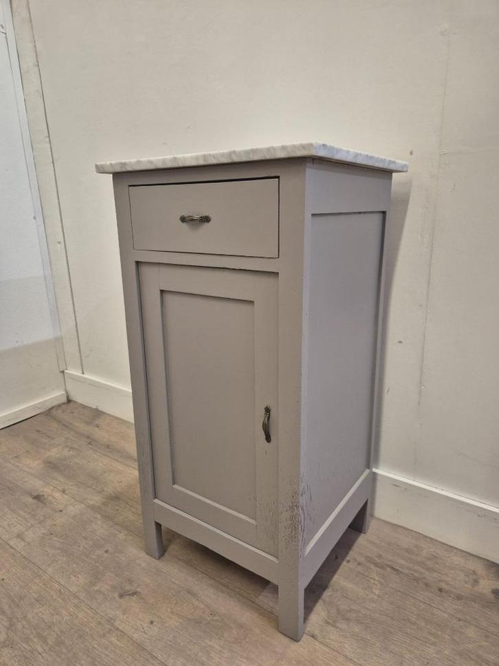 Nachtkastje - Marmeren blad, taupe kleurig, wit marmer., Huis en Inrichting, Slaapkamer | Nachtkastjes, Zo goed als nieuw, 70 cm of meer