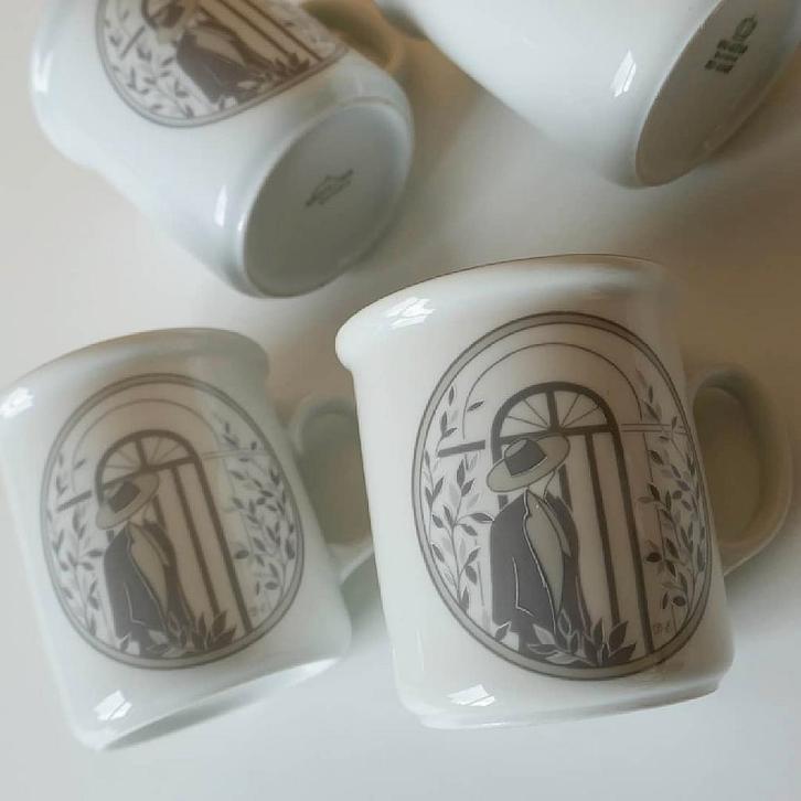 Douwe Egberts mokken jaren 80, Huis en Inrichting, Keuken | Servies, Zo goed als nieuw, Kop(pen) en/of Schotel(s), Overige stijlen